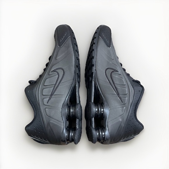 Size 9 - Nike Shox R4 Triple Black Bright Crimson HQ1988-001 Men’s BRAND NEW main image 4